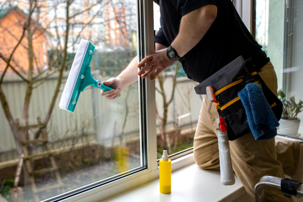 Fensterreinigung in einem Büro in Mannheim